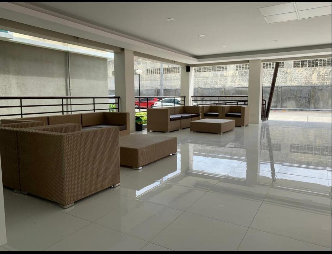 One Spatial Two Bedroom Condominium Unit With Pool And Gym Free Netflix And Wifi Iloilo City Buitenkant foto