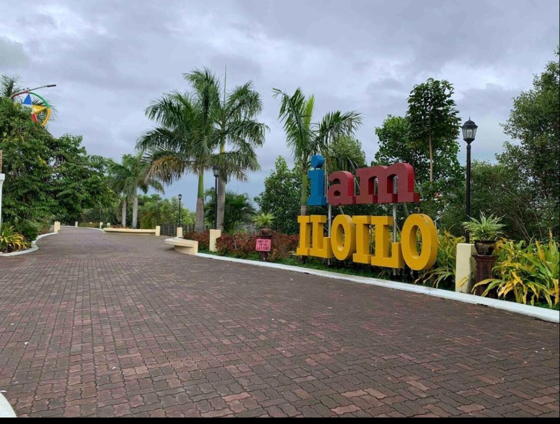 One Spatial Two Bedroom Condominium Unit With Pool And Gym Free Netflix And Wifi Iloilo City Buitenkant foto